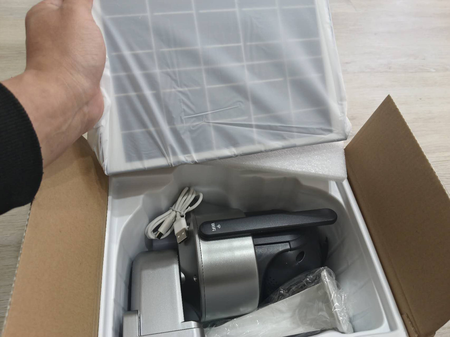 V44 Solar-Powered 4g security Camera with HD Color Monitoring Motion Detection