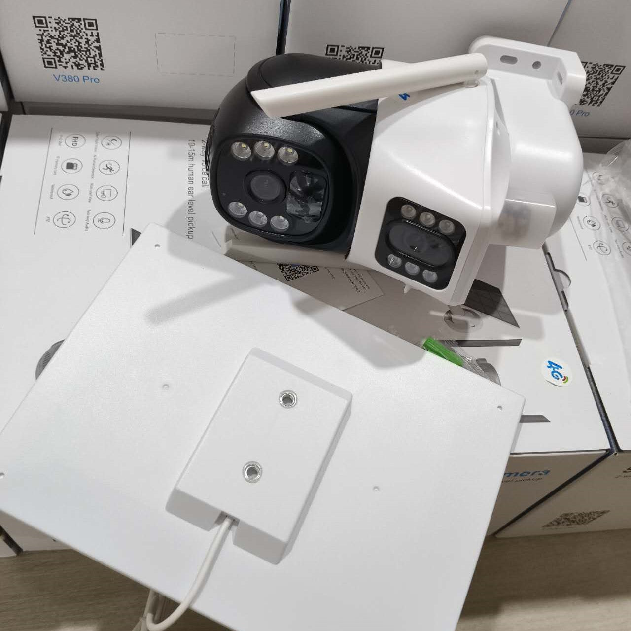 V44 Solar-Powered 4g security Camera with HD Color Monitoring Motion Detection